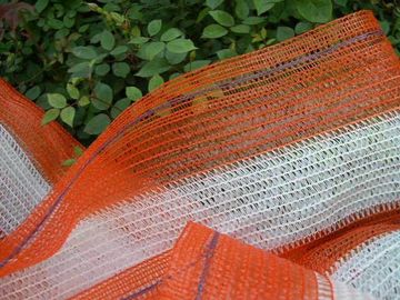 Reticolato variopinto dell'ombra del giardino nei rotoli o nei pezzi per ombreggiatura del tetto o del davanzale