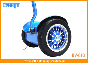 Il motorino d'equilibratura di auto elettrico di 2 ruote sta sul trasportatore personale